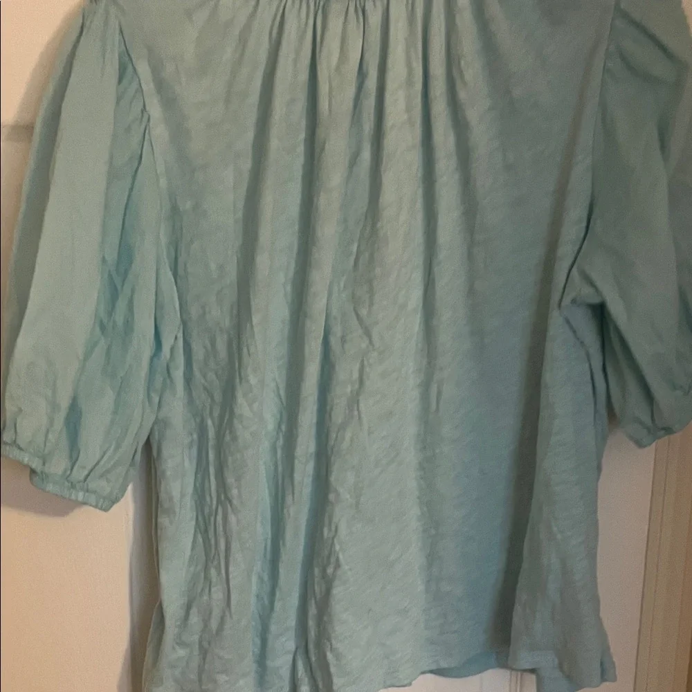New Without Tags-Old Navy Key Hole Top with Puff Sleeves very cute